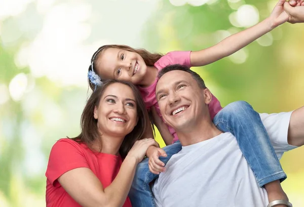 Счастливая улыбающаяся семья с дочкой — стоковое фото