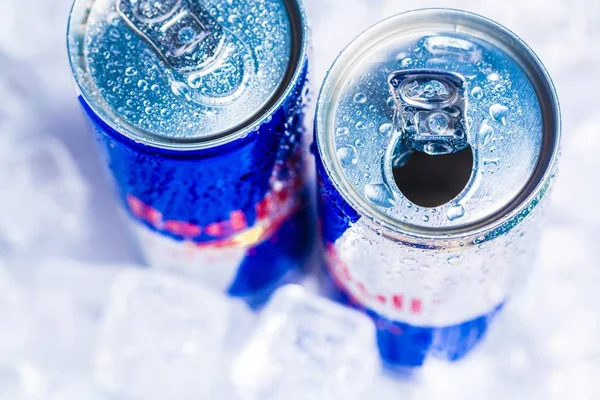 Blikjes Red Bull Drink — Stockfoto