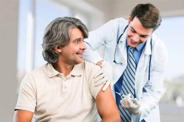 Médico haciendo la vacunación al paciente — Foto de Stock