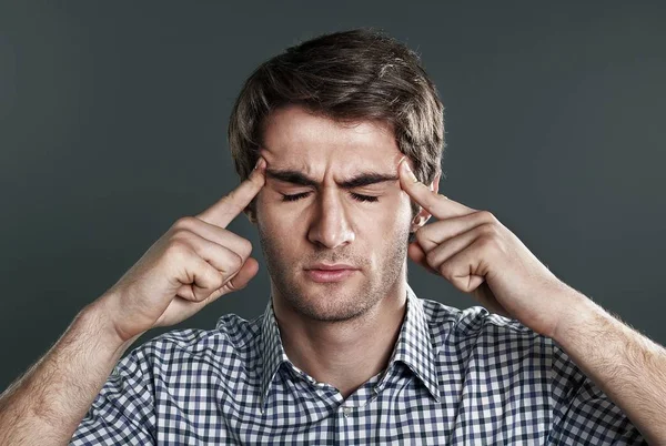 Hombre tocando la cabeza con los dedos — Foto de Stock