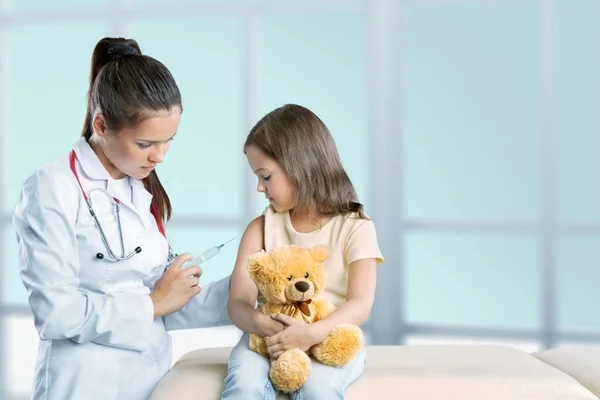Доктор с маленькой девочкой — стоковое фото