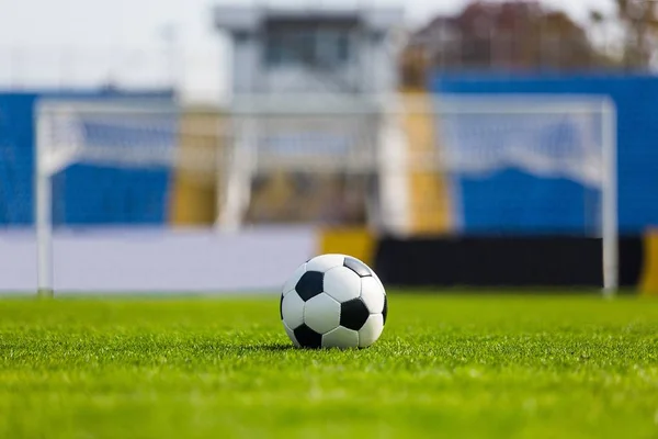 Pelota de fútbol en el campo — Foto de Stock