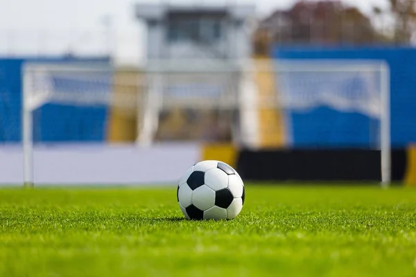 Pallone da calcio sul campo — Foto Stock