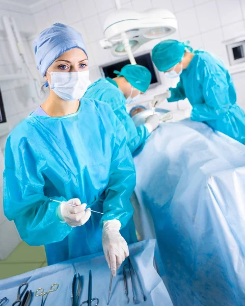 Cirurgiões na sala de cirurgia — Fotografia de Stock