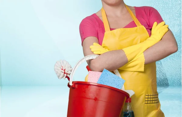 Mujer joven con productos de limpieza — Foto de Stock