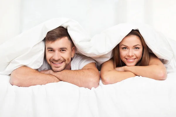 Hombre y mujer bajo manta — Foto de Stock