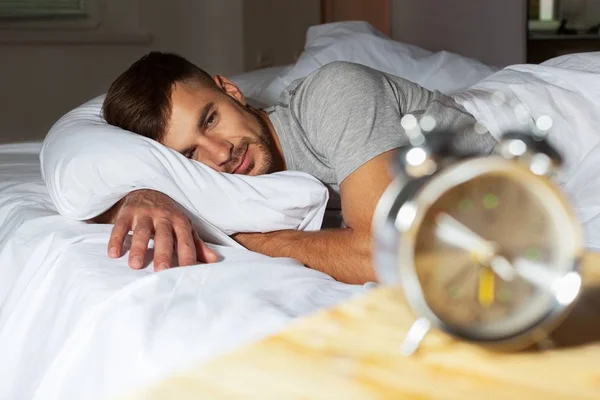 Mann am Morgen im Bett — Stockfoto