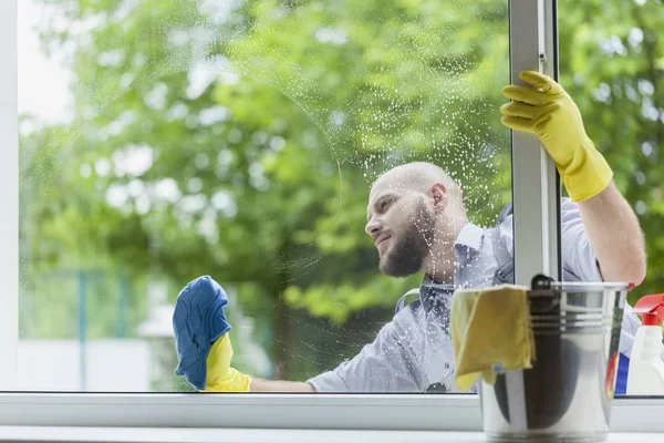 Homem de uniforme no trabalho — Fotografia de Stock