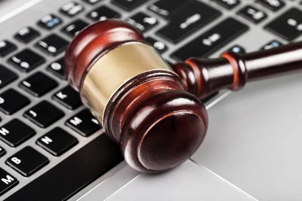 Judge hammer on laptop keyboard — Stock Photo, Image