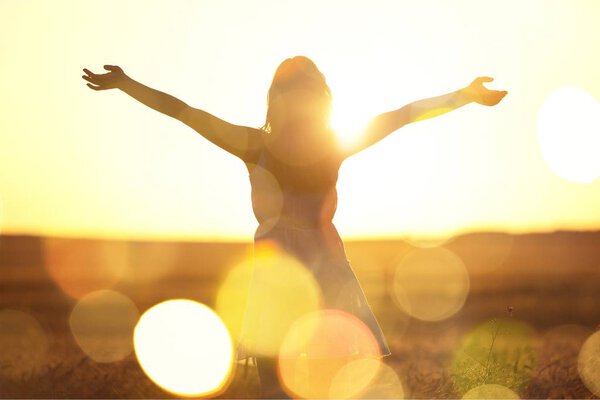 Женщина под заходом солнца
