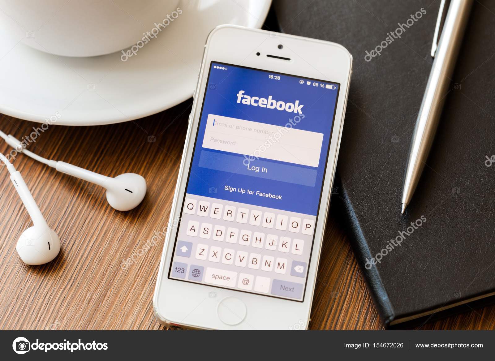 Teléfono móvil con inteligente smartphone, tablet, café