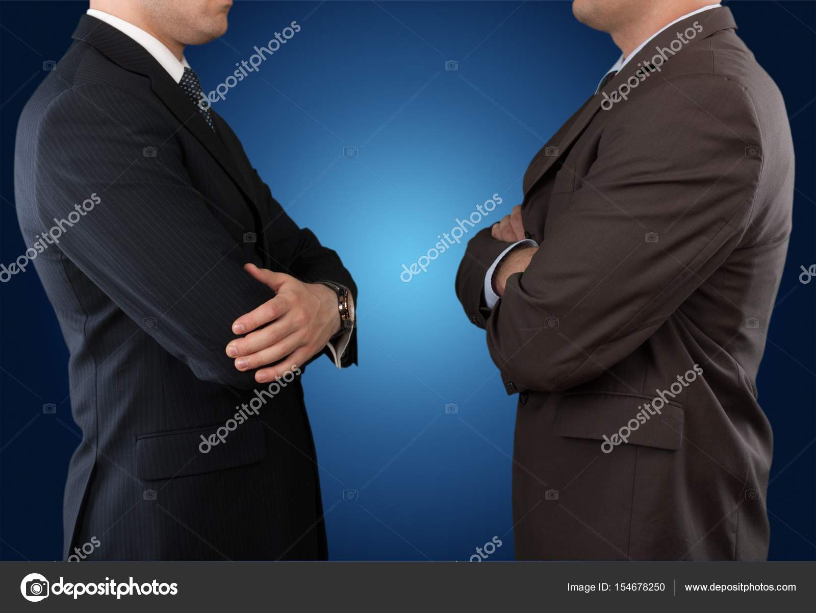 Мужской заговор против женщин. Дискуссия. Мужчина и женщина лицом к лицу. Лицом к лицу. Ссора в коллективе.