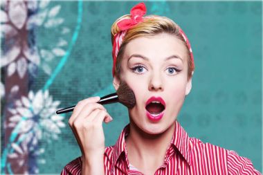 Makyaj yapan genç bir kadın.