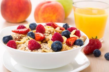 çilek ile lezzetli yulaf gevreği