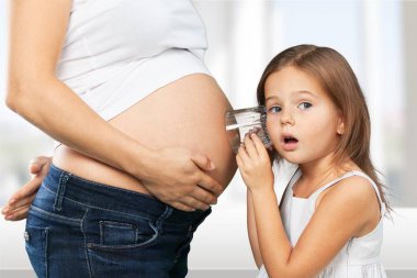 küçük kız hamile kadınla