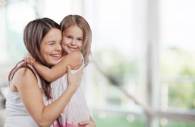 Anne ve Kız Sarılıyor  