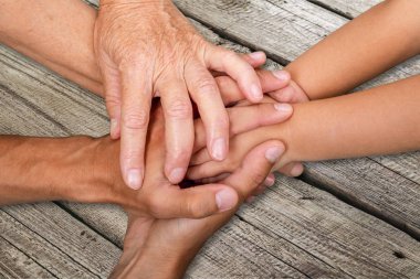 El ele tutuşan insanlar