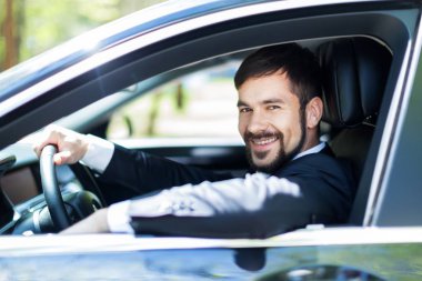 Arabada mutlu delikanlı 