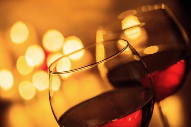 Bir kadeh kırmızı şarap.