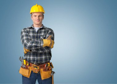 Yakışıklı işçi adam alet kemeri ile 