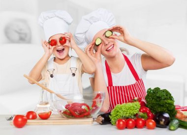 Anne ve kızı mutfakta.