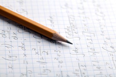 Sarı kalem ve kağıdın