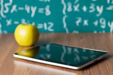 Olgun elma ile dijital tablet