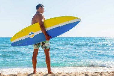 genç yakışıklı sörfçü