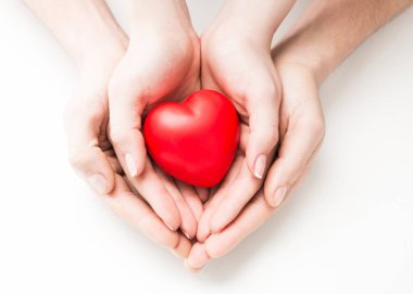 Bir adam ve bir kadın kırmızı kalp taşıyor. 