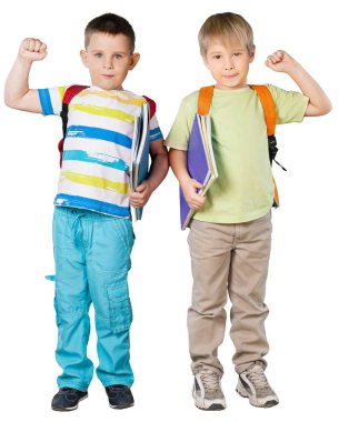 Dizüstü bilgisayar tutan okul sırt çantaları ile küçük gülümseyen çocuklar