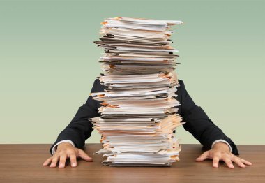 Kağıtları yığını ile iş adamı 