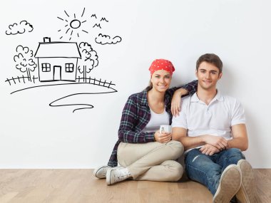 Mutlu genç çift katta oturan