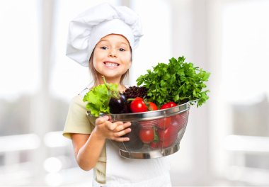 küçük kız sağlıklı gıda hazırlama