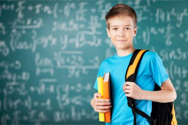 Kitapları olan okul çocuğu.