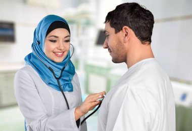 Kadın doktor stetoskop kullanarak