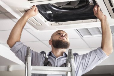 iş yerinde Üniformalı erkeklere