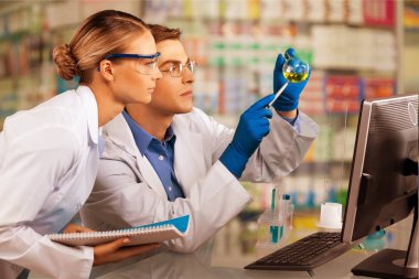 İki bilim adamı araştırma