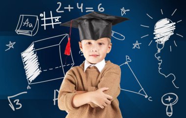 Mezuniyet şapkalı küçük çocuk  