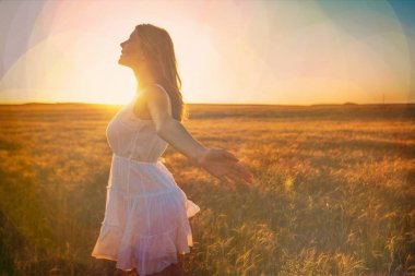 Sahadaki genç kadın 