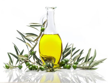 Yeşil zeytin ve yağ