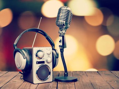 Retro tarzı mikrofon ve kulaklıklar 