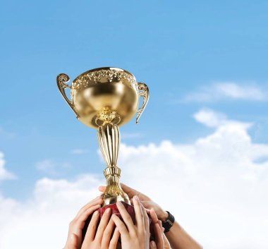 elinde şampiyon Kupası