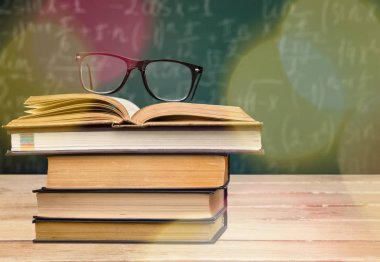  kitap ve tablo arka plan üzerinde gözlük