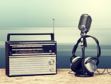 Retro tarzı mikrofon ve kulaklıklar 