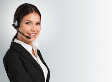 kulaklık iş için kullanan kadın