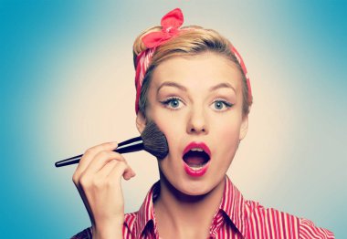 pin-up makyaj kadınla 