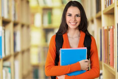 güzel kız öğrenci Kitaplığı'nda