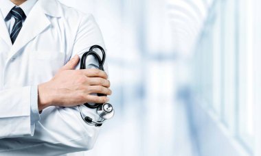 Doktor steteskop tutuyor.  
