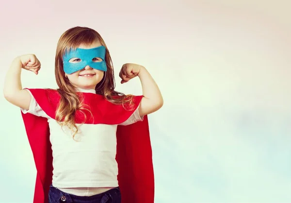 Niña en traje de superhéroe — Foto de Stock