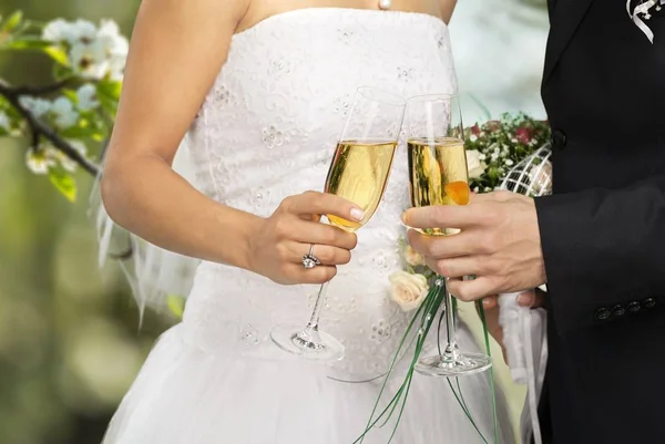 Braut und Bräutigam halten stilvollen Strauß — Stockfoto